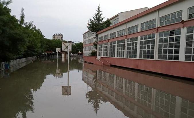 Bafra'da sağanak; su basan iki okulda eğitime ara verildi