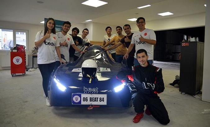 Üniversite öğrencileri, elektrikli otomobil yaptı