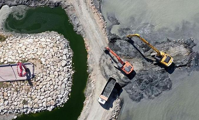 Van Gölü'nden 14 bin ton dip çamuru çıkarıldı