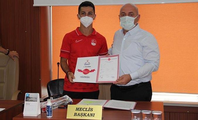 Darıca Belediyesi, Eray Şamdan'a daire hediye etti