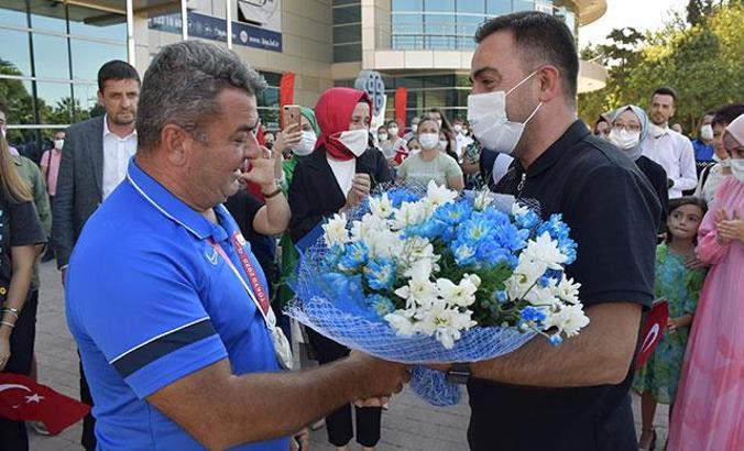 Milli okçu Bülent Korkmaz, Biga'da coşkuyla karşılandı