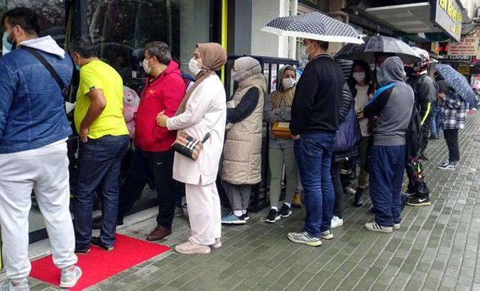 İstanbul Havalimanı'nda unutulan eşyaları satın alma kuyruğu