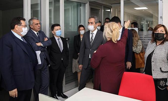 Bakan Özer, yeni nesil gazetecileri yetiştirecek medya lisesi çalışmalarını yerinde inceledi