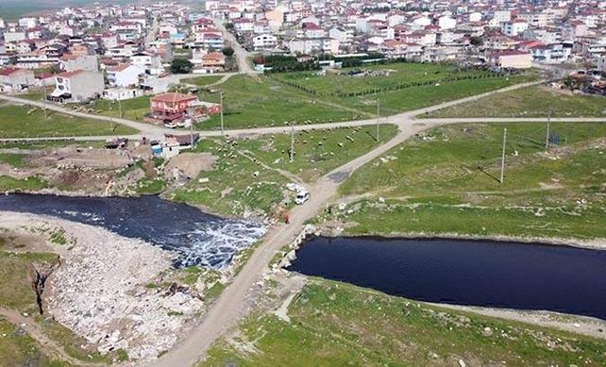 Çorlu Deresi'nden korkanlar göçüyor; yine simsiyah akıyor