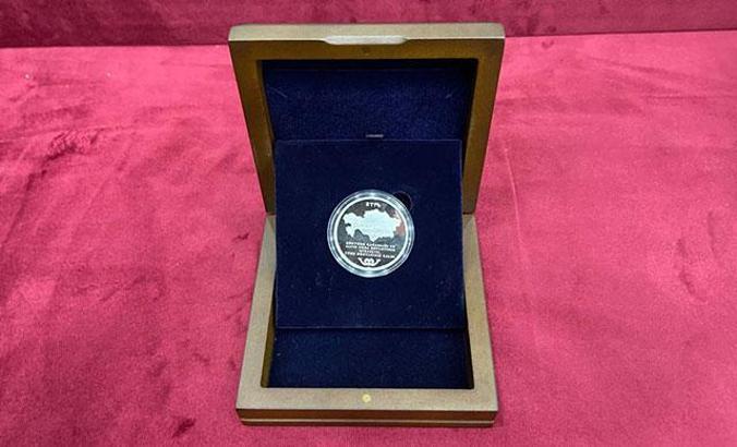 Darphane Kazakistan bağımsızlığının 30. yıldönümü için hatıra para bastı