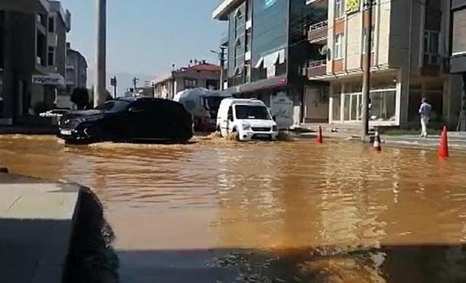 Düzce'de boru patladı, cadde ve sokaklar suyla doldu