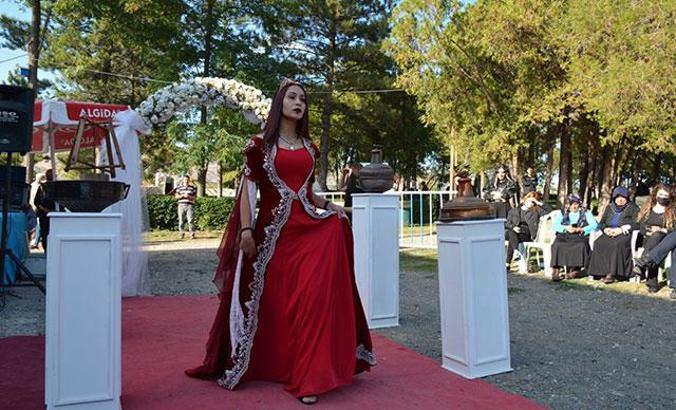 4 bin yıllık tarihi Zile Kalesi'nde yöresel kıyafet defilesi