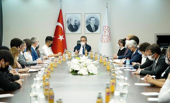 Bakan Özer: Okula devam oranı yüzde 95'in üzerinde