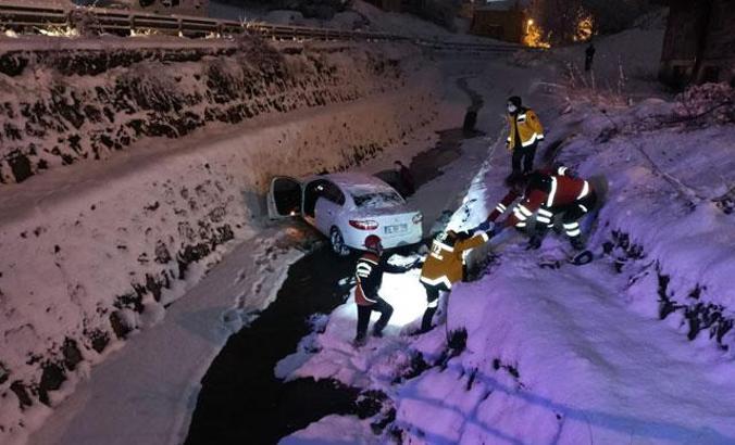 Maltepe'de buzlanan yolda kayan araç dereye uçtu