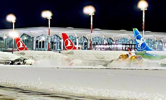 Uçaklar havada tur atıyor