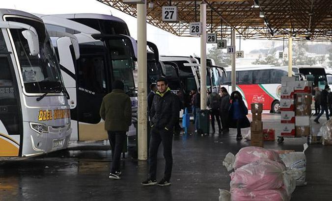 Kar nedeniyle Diyarbakır'da otobüs seferleri durduruldu, yolcular otogarda bekletiliyor