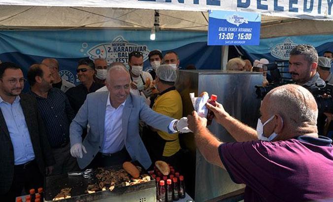 Mersin'deki 'Karaduvar Balık Festivali'nde 7 ton balık dağıtıldı