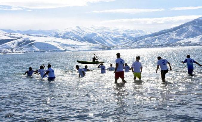 Eksi 8 derecede, Van Gölü'ne dikkat çekmek için yüzdüler