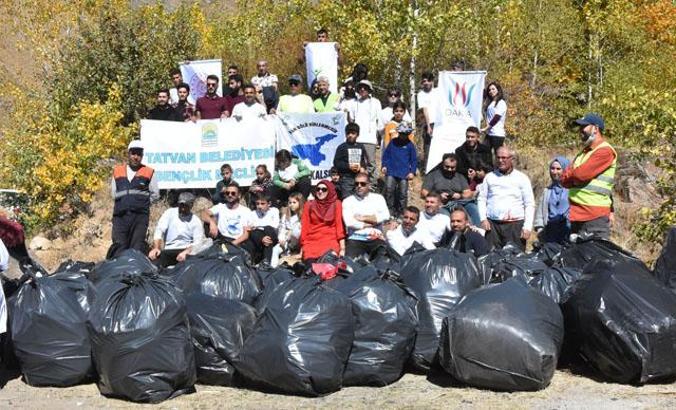 70 gönüllü, Nemrut Krater Gölü çevresinden 3 ton çöp topladı