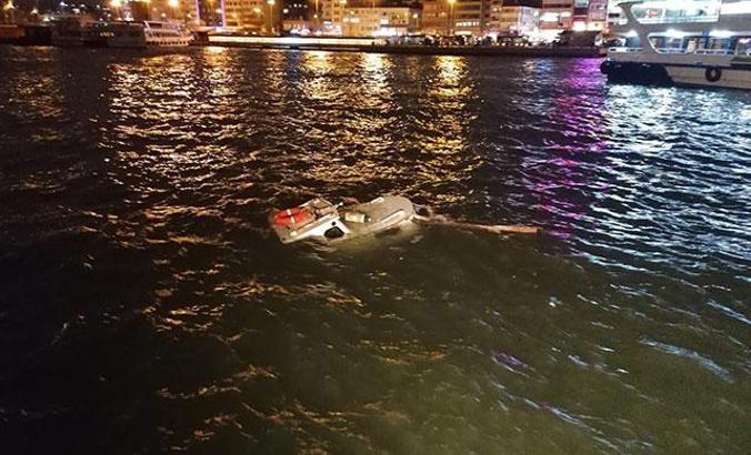 Kadıköy’de batan tekne rıhtıma çekildi