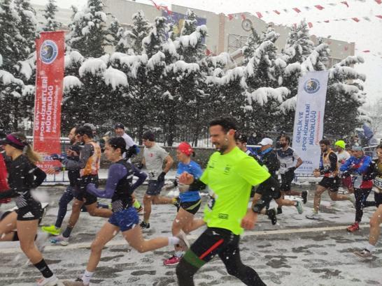 Kara aldırış etmediler; Yüzlerce sporcu Uğur Mumcu için koştu