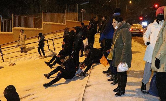 Ankara'da karla kapanan yollarda kayak eğlencesi