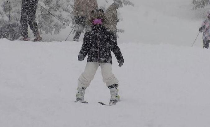 Sömestir tatilinin ilk gününde Uludağ'da kayak pistleri doldu