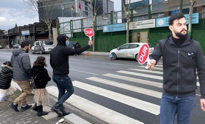 Başakşehir'de 'dur' tabelası ile geçilebilen yaya geçidi