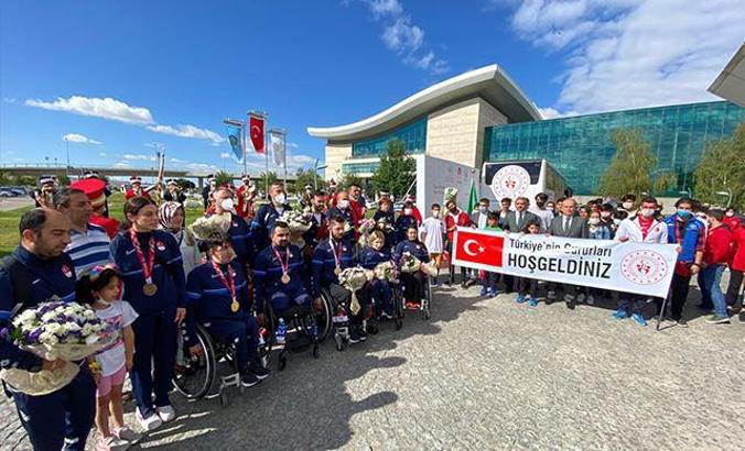 Masa tenisi milli sporcuları Ankara’da coşkuyla karşılandı