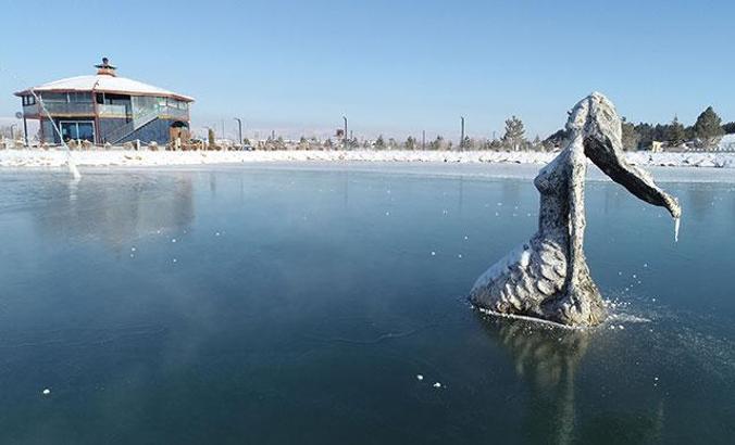 Sivas'ta Kızılırmak buz tuttu