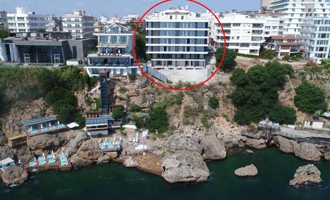 Falezlerde denize sıfır bina için yıkım kararı