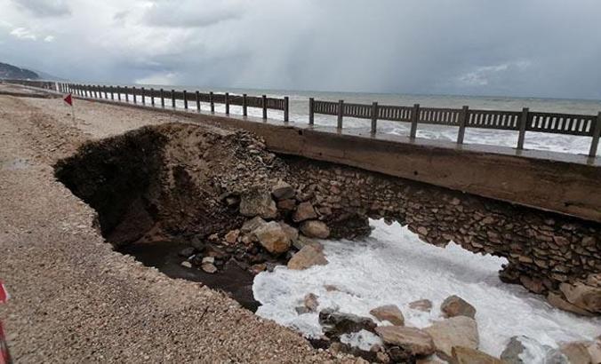 Dalgaların vurduğu Cide-Bartın sahil yolunda çökme
