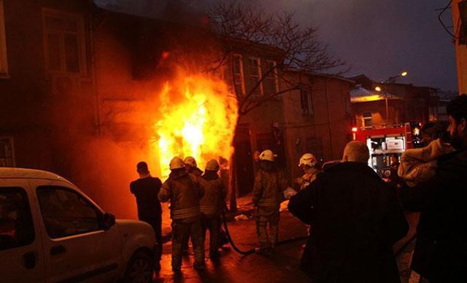 Beyoğlu'nda iki katlı bina alev alev yandı