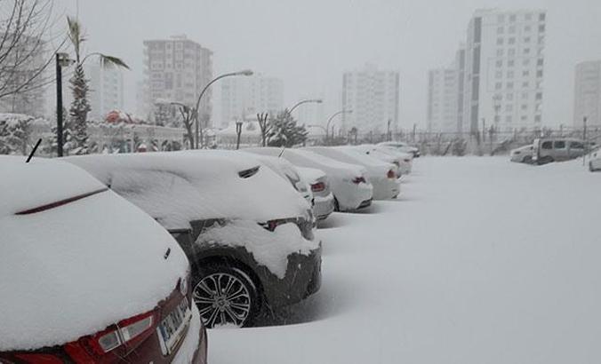 Diyarbakır'da kar kalınlığı 25 santimi geçti, 33 köy yolu ulaşıma kapandı