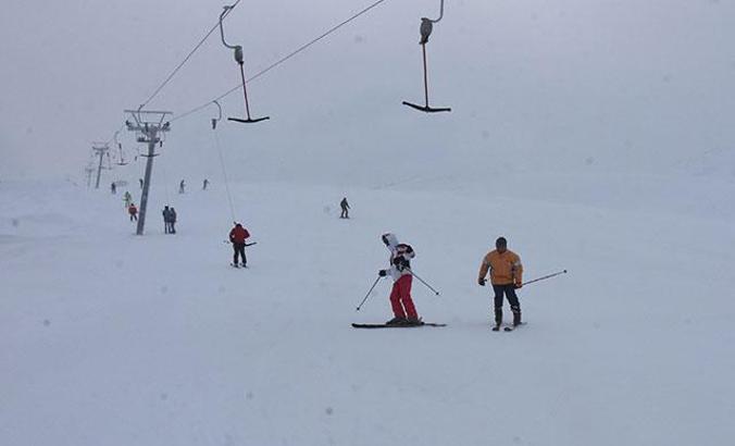 Türkiye'de üniversite kampüsü içerisindeki ilk kayak merkezi Bitlis'te açıldı