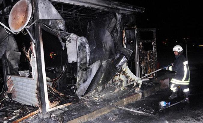 İşten çıkarılan kepçe operatörü, iş makinesi ve iş yerinin güvenlik kulübesini yaktı