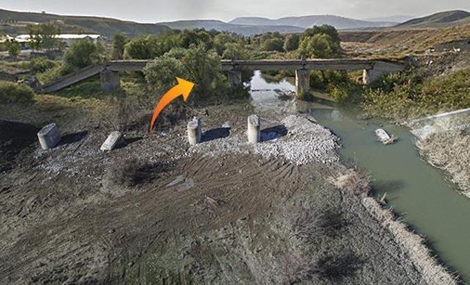 Gömleksiz Köprüsü'nü iş makineleriyle yıkarak çaldı