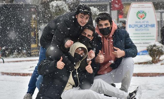 Valilikler peş peşe duyurdu! Birçok ilde eğitime kar engeli