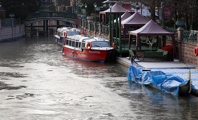 Eskişehir'de Porsuk Çayı, buz tuttu
