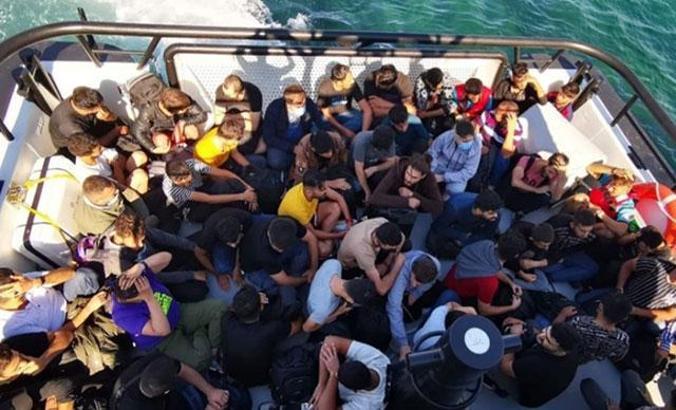 Bozcaada açıklarında makine arızası yapan yelkenli teknedeki 59 kaçak göçmen kurtarıldı