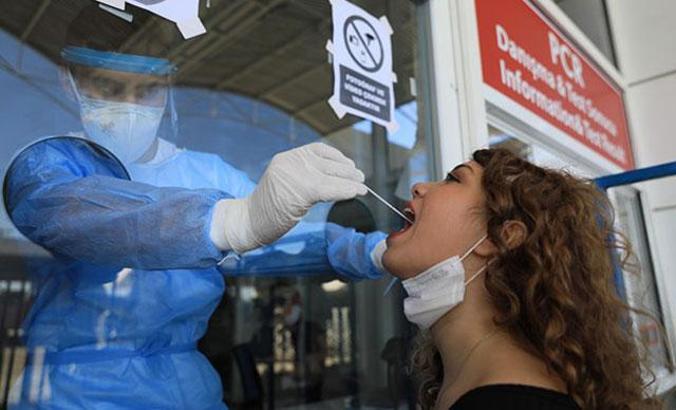 Uçakla şehirler arası seyahatte PCR testi istenilmesine devam edilecek