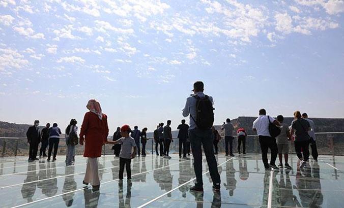 150 metre yüksekteki cam terasta yürümek yürek istiyor