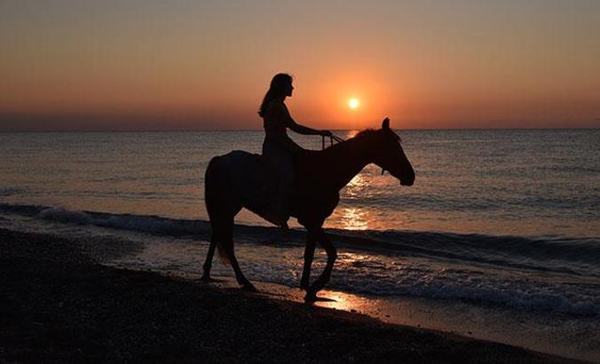 Tatilcilerin favorisi gün doğumunda at turu