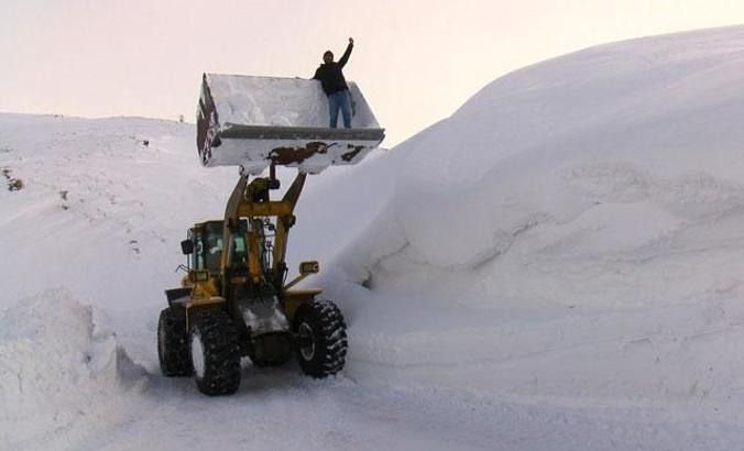5 metre karda, 1 kilometrelik yolu 1,5 saatte açtılar