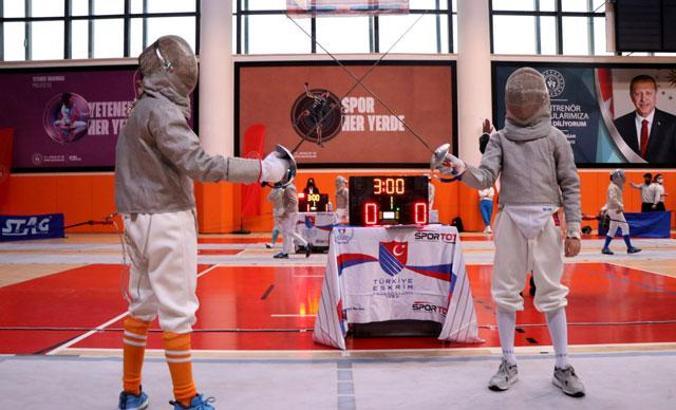 Edirne'de 'Eskrim Kılıç Açık Turnuvası' başladı