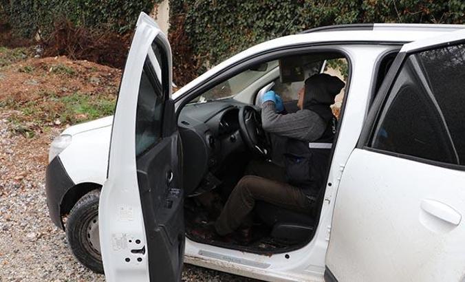 Takip sonucu durdurulan araçta antika tabanca, balta, kesici aletler ele geçirildi