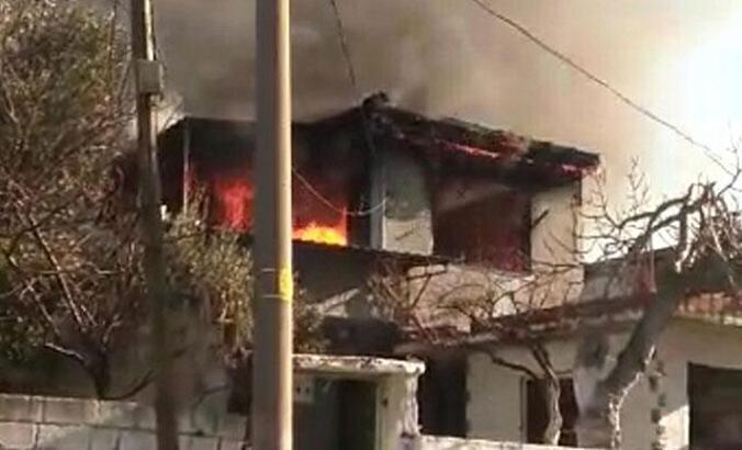 Sobadan sıçrayan kıvılcımlar iki katlı müstakil evi yaktı