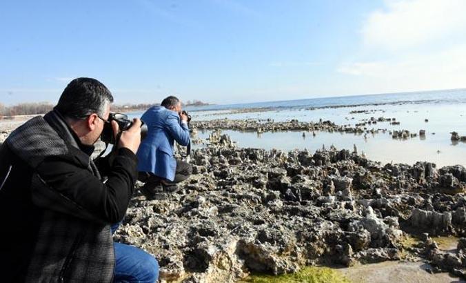 Van Gölü'nde çekilmeyle ortaya çıkan mikrobiyalitlerin korumaya alınması istendi