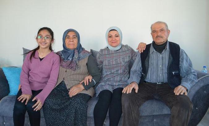 Böbrekleriyle kızlarını hayata bağladılar