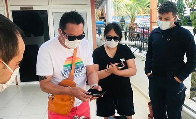 'Çalındı' denilen çanta denizden çıktı; sahibi Moğolistanlı çifte verildi