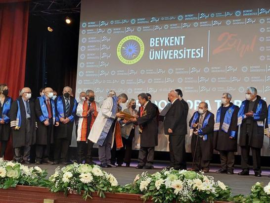 Eski İran Cumhurbaşkanı Ahmedinejad’a vakıf üniversitesinden fahri doktor unvanı verildi