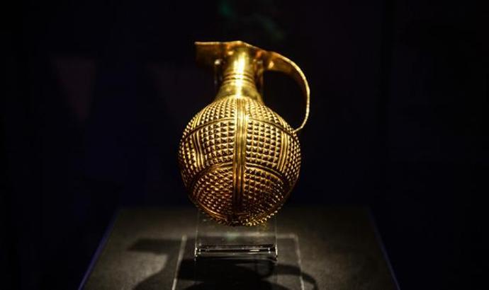 4,250-yeard-old golden beak-spouted ewer smuggled from Anatolia returns to Turkey