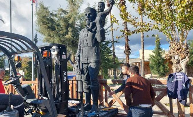 'Akdenizli Noel Baba' heykeli, 5 yıl sonra yeniden yerinde