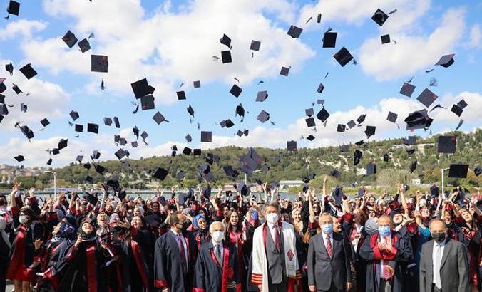 Fatih Sultan Mehmet Vakıf Üniversitesi 2021 yılı mezunlarını uğurladı