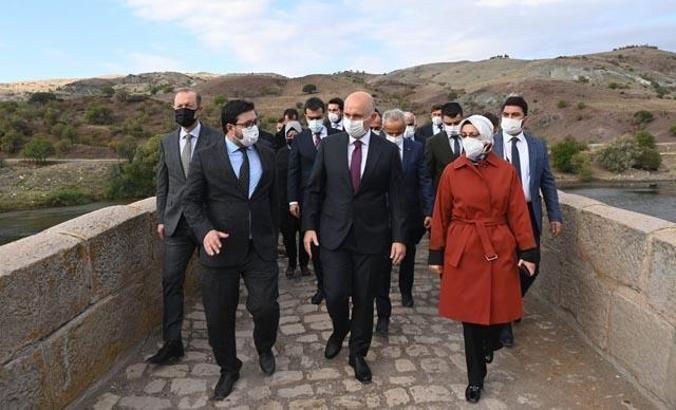 Bakan Karaismailoğlu'ndan tarihi Develioğlu Köprüsü'nde inceleme